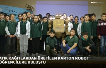 Atık kağıtlardan üretilen karton robot öğrencilere buluştu