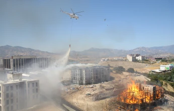 Kahramanmaraş'ta lojmanda çıkan yangına müdahale sürüyor