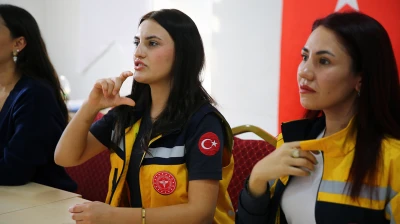 112 personeli engellere takılmamak için işaret dili öğreniyor