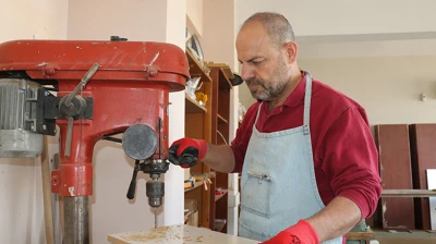 Ahşap meraklısı müdür görev yaptığı okulun mobilyalarını kendi üretiyor