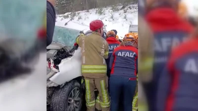 Kamyon ile kamyonetin çarpıştığı kazada 1 kişi öldü, 1 kişi yaralandı