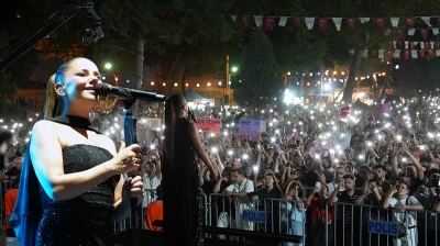 Merve Özbey, Kahramanmaraş Geleneksel Ağustos Fuarı'na damga vurdu