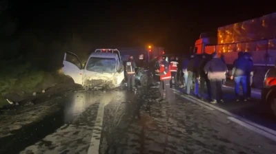 Panelvanla kamyonet çarpıştı 1 kişi öldü, 3 kişi yaralandı