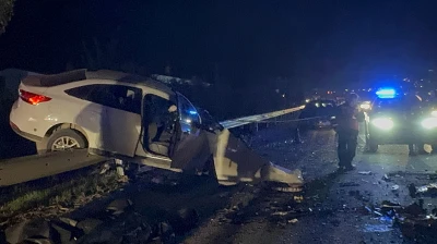 Paramparça olan araçta 3 kişi hayata veda etti