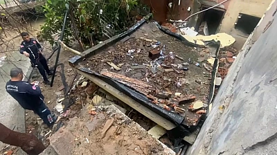 Sağanak nedeniyle kullanılmayan bina çöktü