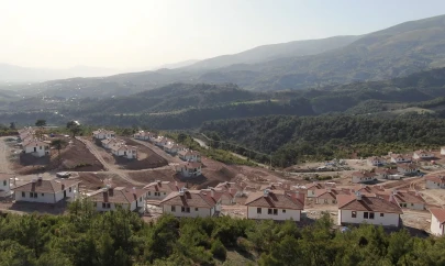Deprem bölgesinin iki katlı köy evleri tamamlandı