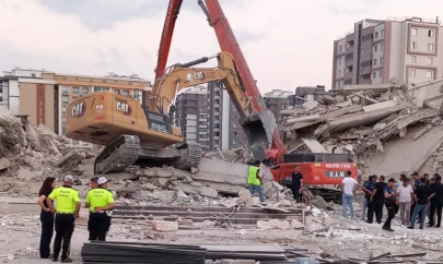Kahramanmaraş'ta yıkım çalışmasında faciaya! Operatör göçük altında