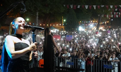 Merve Özbey, Kahramanmaraş Geleneksel Ağustos Fuarı'na damga vurdu