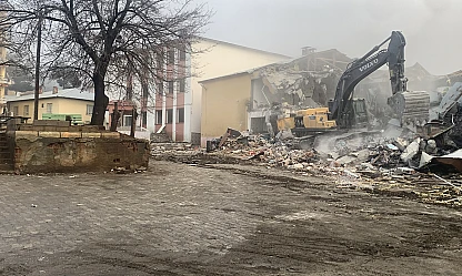 Depreme dayanıksız oldukları belirlenen 3 okulun yıkımına başlandı