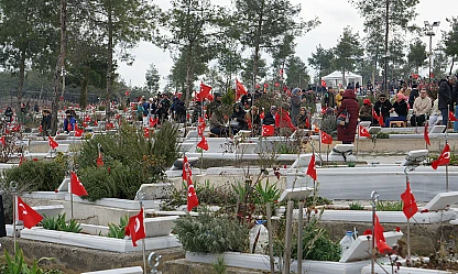 Kahramanmaraş deprem şehitliğinde vefa nöbeti