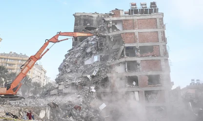 Kahramanmaraş'ta depremde ağır hasar gören binanın yıkım ve enkaz kaldırma işi ihaleye çıkıyor