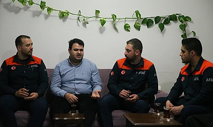 Kahramanmaraş'taki enkazdan 8 saat sonra kurtarılan kişi AFAD ekibiyle buluştu