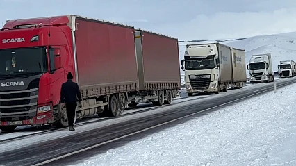 Buzlanma nedeniyle yolda kalan 16 tır kurtarıldı