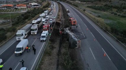 Devrilen tırda çıkan yangında 2 kişi hayatını kaybetti