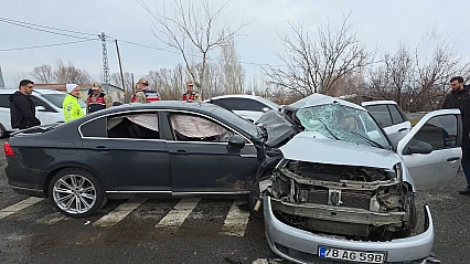 İki otomobilin çarpıştığı kazada 1 kişi öldü, 5 kişi yaralandı