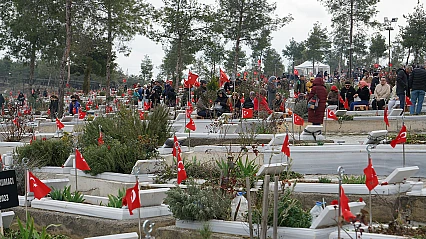 Kahramanmaraş deprem şehitliğinde vefa nöbeti