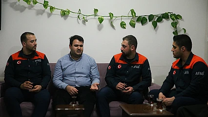 Kahramanmaraş'taki enkazdan 8 saat sonra kurtarılan kişi AFAD ekibiyle buluştu