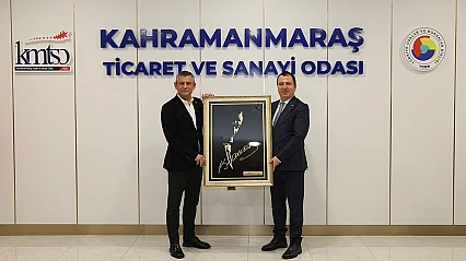 KMTSO Başkanı Buluntu, Özgür Özel'e Atatürk işlemeli tablo hediye etti