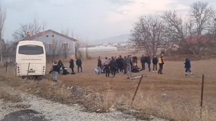 Öğrenci servis aracı ile kamyonet çarpıştı, 14 kişi yaralandı