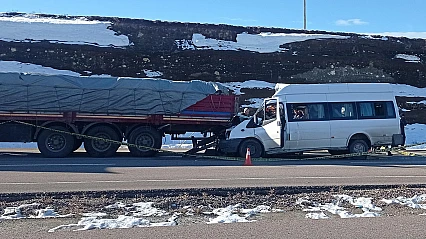 Okul servisinin tırla çarpıştı! 1 kişi öldü, 6'sı öğrenci 7 kişi yaralandı