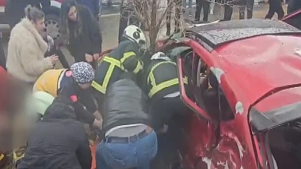 Tır ile otomobilin çarpıştığı kazada 1 kişi öldü, 4 kişi yaralandı