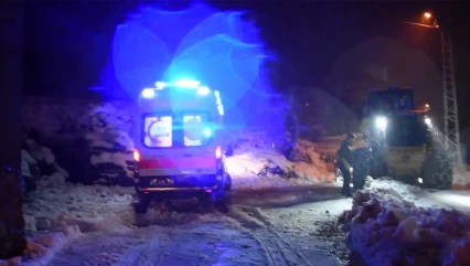 Yolu kardan kapanan köydeki hasta bebek için seferber oldular