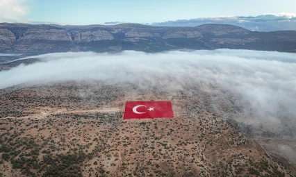 22 dönümlük araziye işlenen Türk bayrağı siste görüntülendi
