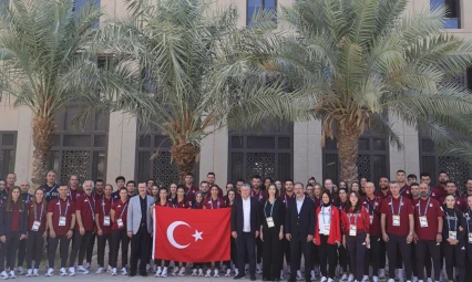 Bakan Bak Suudi Arabistan'da milli sporcularla bir araya geldi