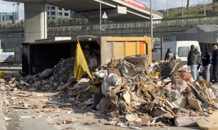 Çekyat malzemeleri yüklü hafriyat kamyonu devrildi