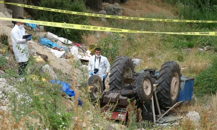Dereye devrilen traktörün sürücüsü öldü