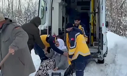Ekipler kar nedeniyle hastaneye gidemeyenlerin yardımına koştu