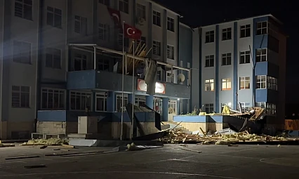 Fırtına çatıları uçurdu, eğitime bir gün ara verildi