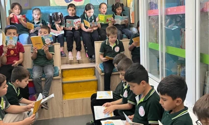 Geleceğe umut taşıyan mobil kütüphane çocuklarla buluştu