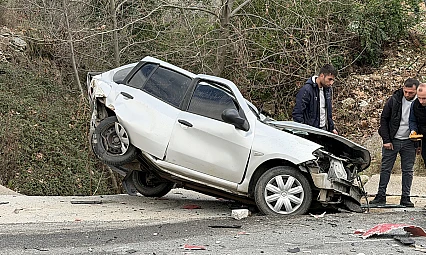 İki otomobil ile tırın çarpıştığı kazada 1 kişi öldü, 3 kişi yaralandı