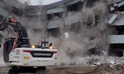 İş makinesi çöken binanın altında kalmaktan son anda kurtuldu