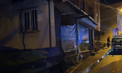 Kolonlarında çatlak oluşan 2 katlı bina boşaltıldı