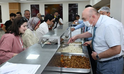KSÜ Rektörü Yasım, dönemin ilk gününde öğrencilerle yemekhanede buluştu