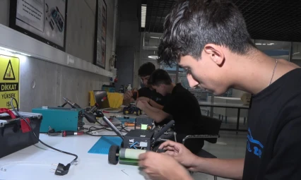 Liseliler mini otonom araçla uluslararası yarışmalarda zirveyi hedefliyor