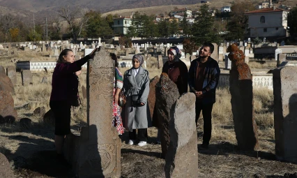Türk boyları ve Osmanlı dönemi bezemeli mezar taşları belgelendi