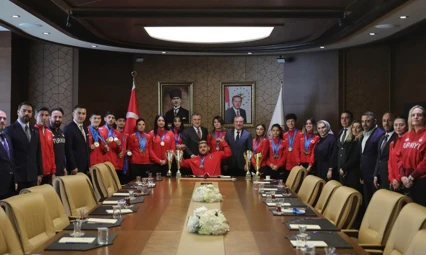 Türkiye'nin gururu milli sporcular Bakan Bak ile buluştu