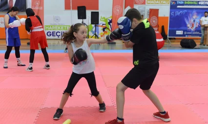 Yaz spor okulları Kahramanmaraş'ta görsel şölenle başladı