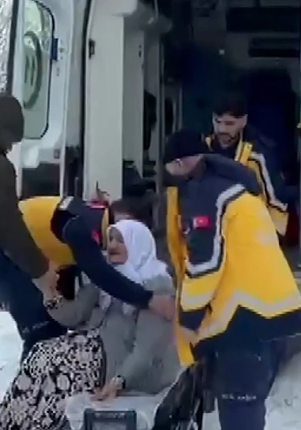 Ekipler kar nedeniyle hastaneye gidemeyenlerin yardımına koştu