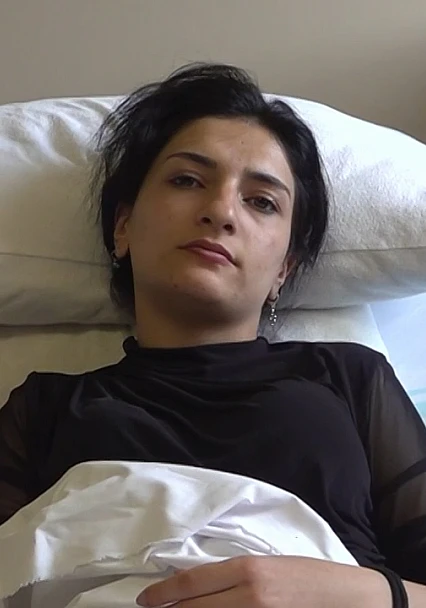 Karın ağrısı için kullandığı sıcak su torbası patlayınca genç kız hastanelik oldu