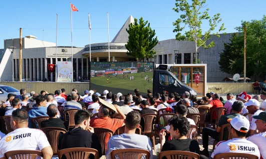 Kahramanmaraş'ta futbol coşkusu dev ekrana taştı