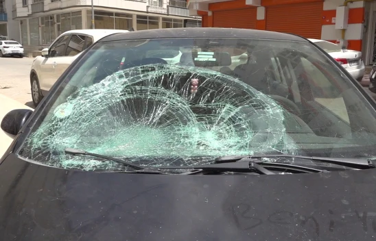 1,5 yaşındaki çocuk 5. kattan otomobilin üzerine düştü