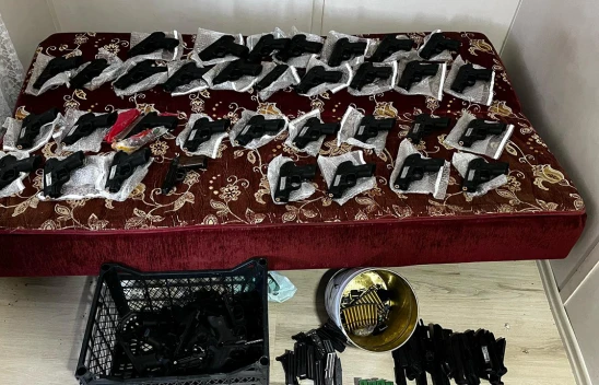 1 el bombası ile 45 silah ele geçirildi