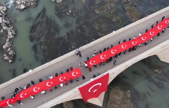 102 metrelik Türk bayrağı ile Cumhuriyet'in 102. yılı kutlandı