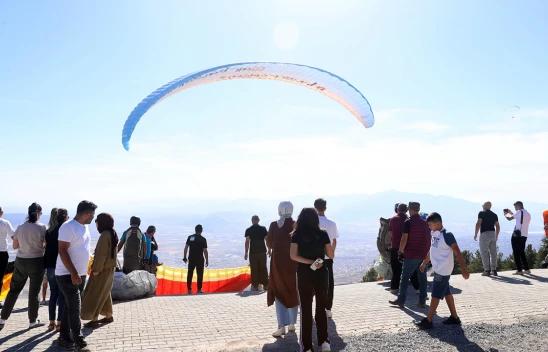 110 sporcu Kahramanmaraş'ta yamaç paraşütüyle havalandı
