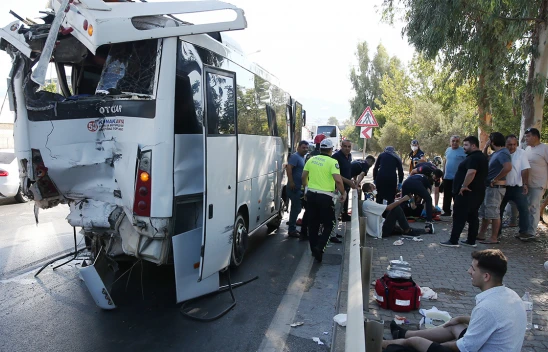 2 midibüsün çarpıştığı kazada 15 kişi yaralandı