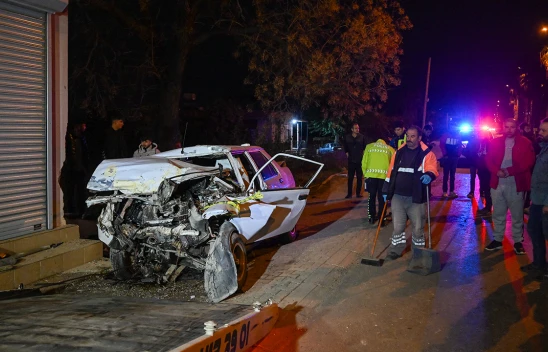 3 aracın birbirine girdiği kazada2 kişi yaşamını yitirdi